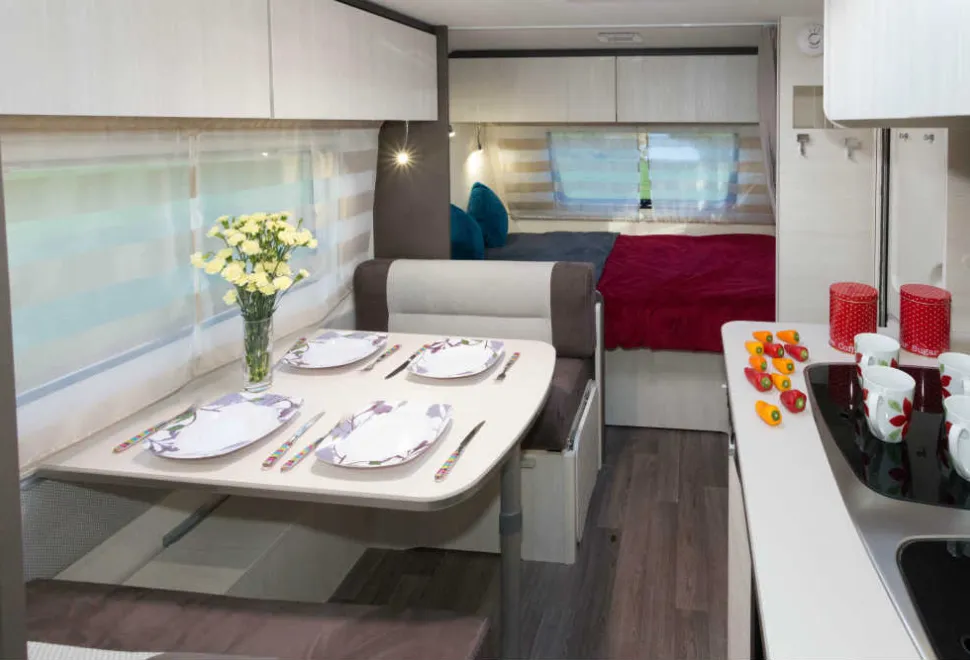 A-true-dining-kitchen,-with-the-double-bed-at-the-front-64145