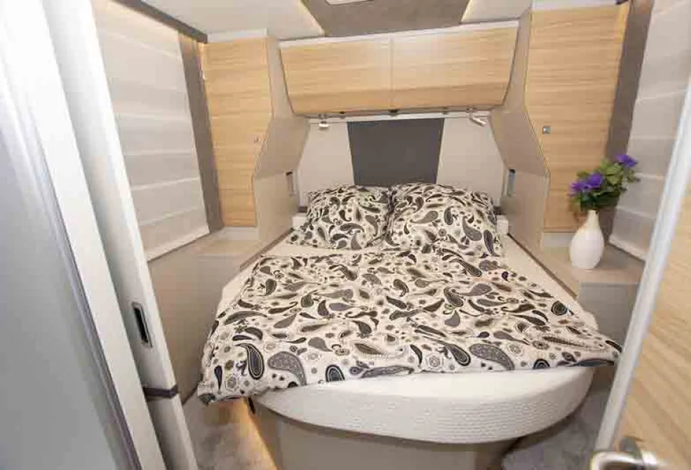 Dethleffs-rear-bed-53577