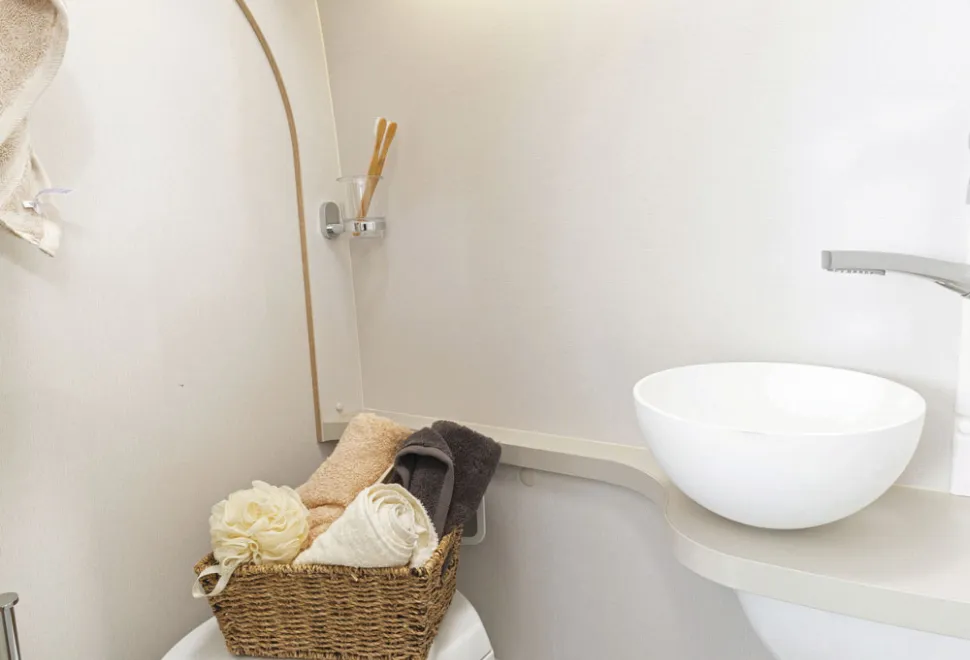 Elddis-Sig-washroom-48694