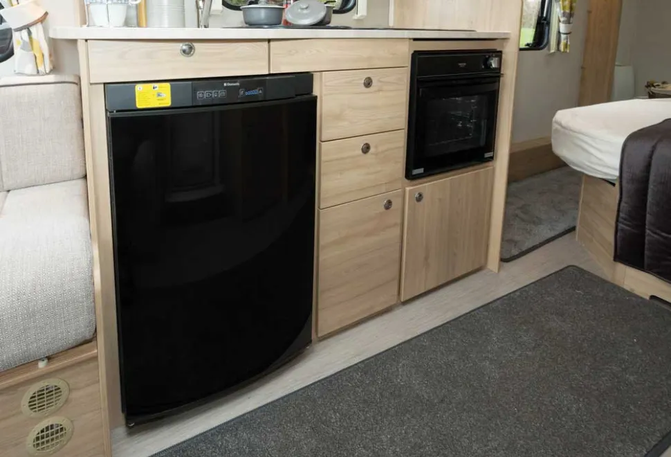 Lots-of-storage-space-in-the-centre-of-the-kitchen-and-below-the-oven-grill-74002