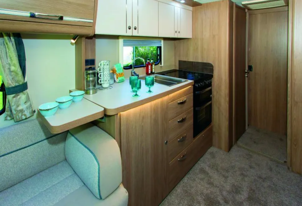 Lighting-shines-down-from-under-the-edge-of-the-worktop-43306