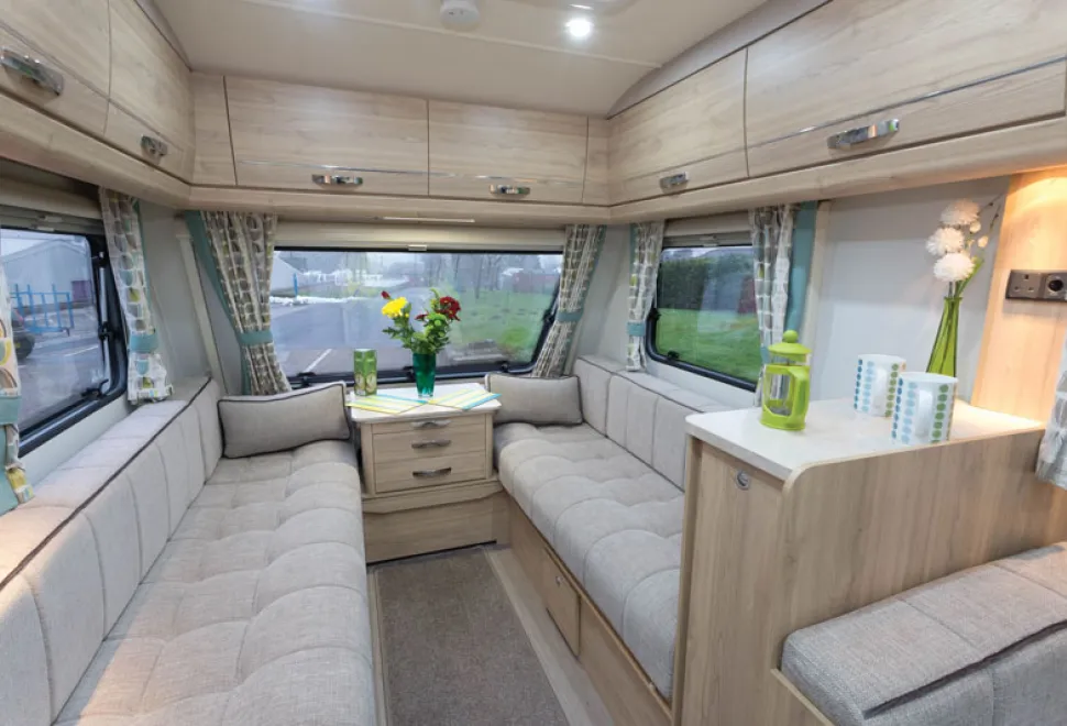 The-high-cabinet-between-the-dining-area-and-the-lounge-makes-the-two-areas-feel-well-separated-26939