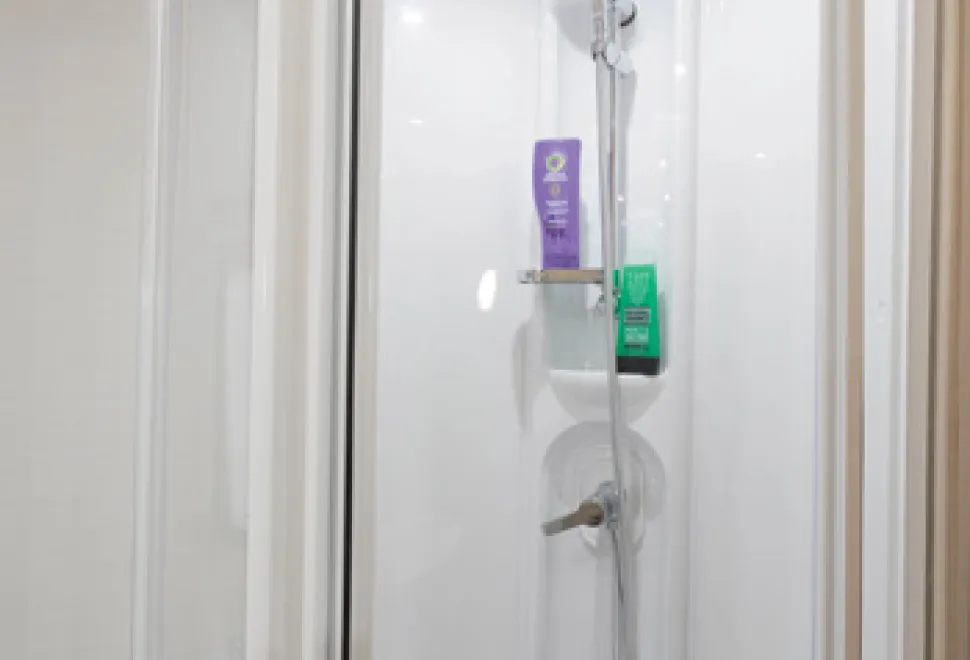 A-corner-shower-room,-yet-it-has-a-separate-shower-23501