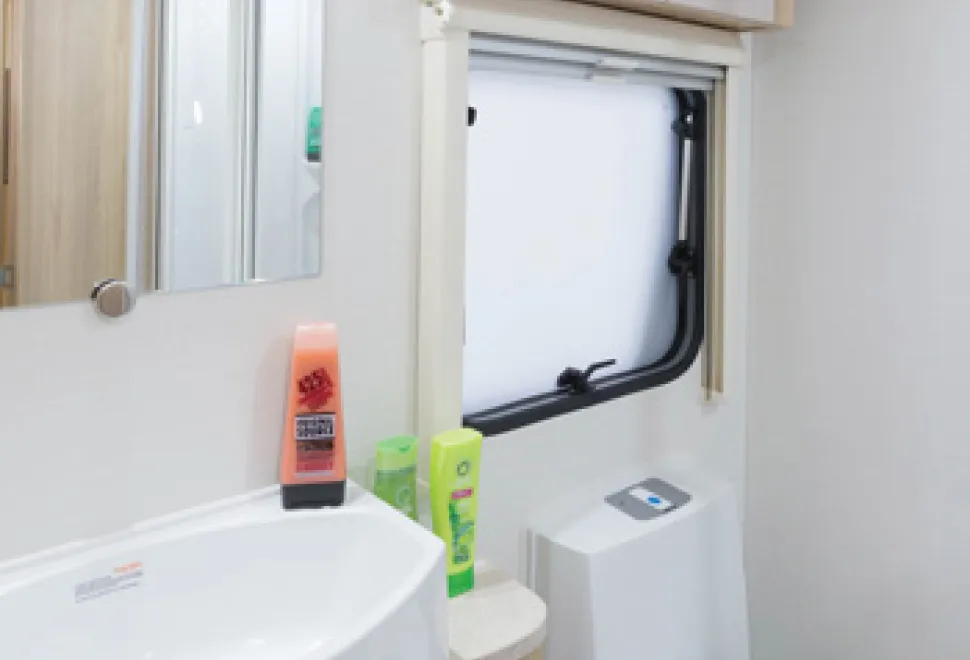 The-washbasin-and-toilet-are-on-the-offside-of-the-little-room-25298