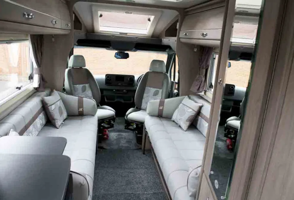 Auto-S-Bourton-lounge-79095