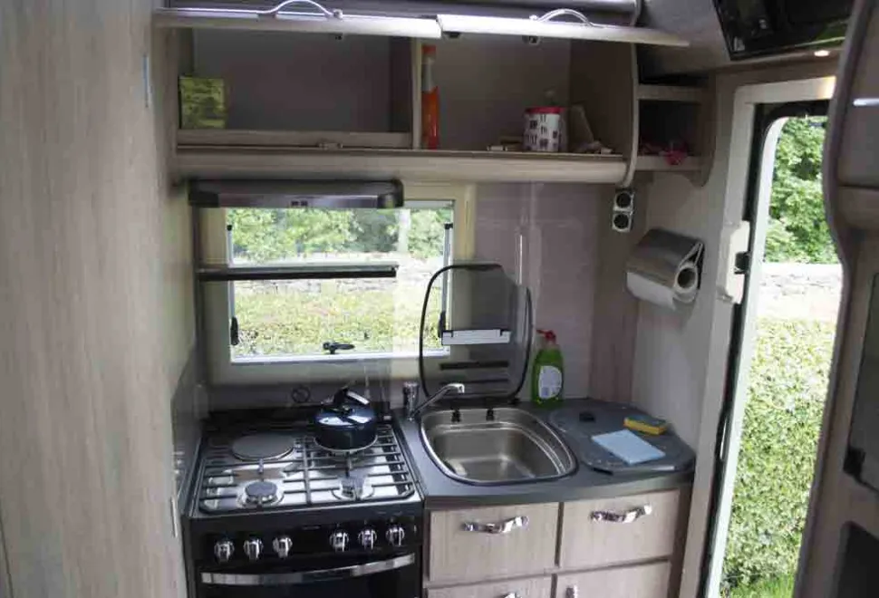 Auto-S-Bourton-kitchen-72010
