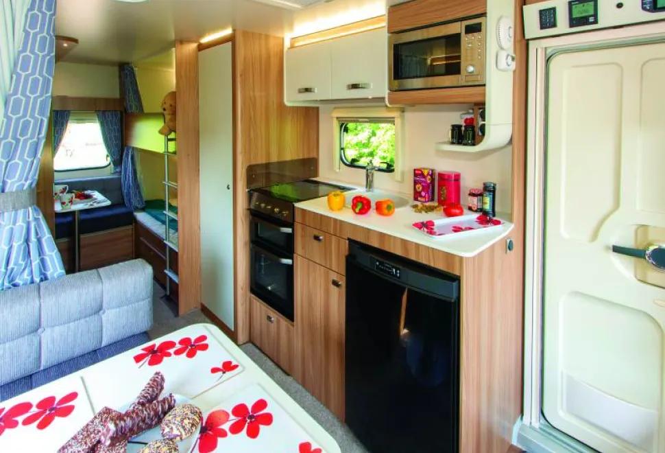 If-you-need-extra-surface-space,-you-can-use-the-table-opposite-the-kitchen-99202