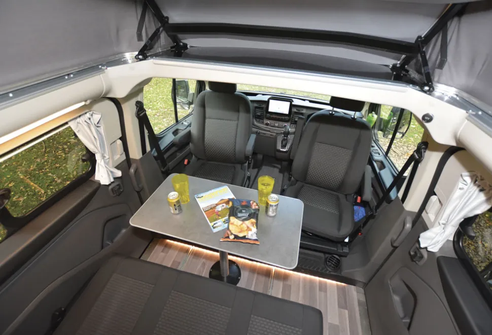 Nugget-lounge-and-table-42779