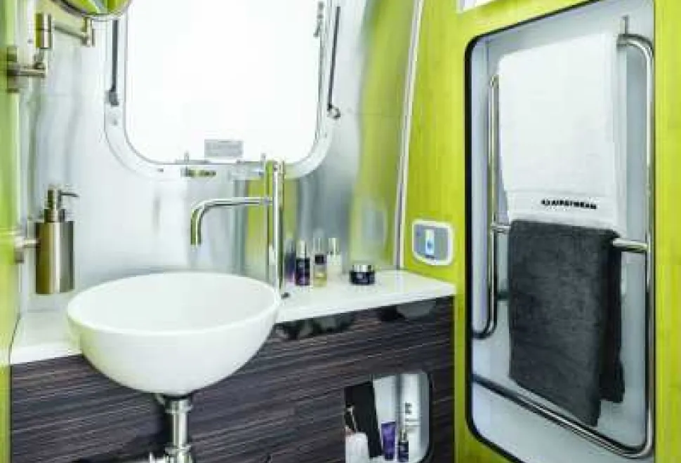 Colorada-Washroom-with-accessories-05276