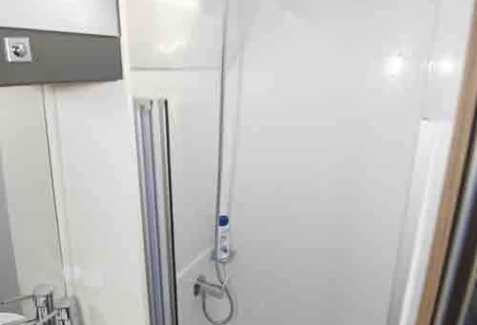 Danbury-Avenir-shower-23920