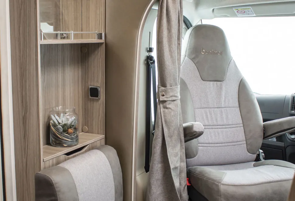 PRIMERO_331_FRONT_SEATING_1-70974