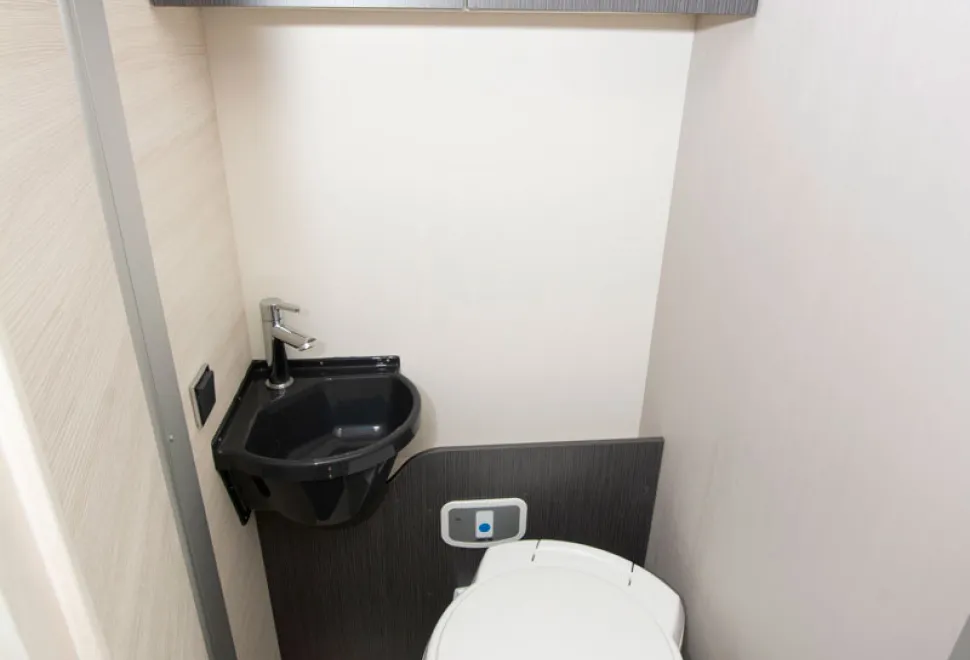 Chausson-washroom-64610