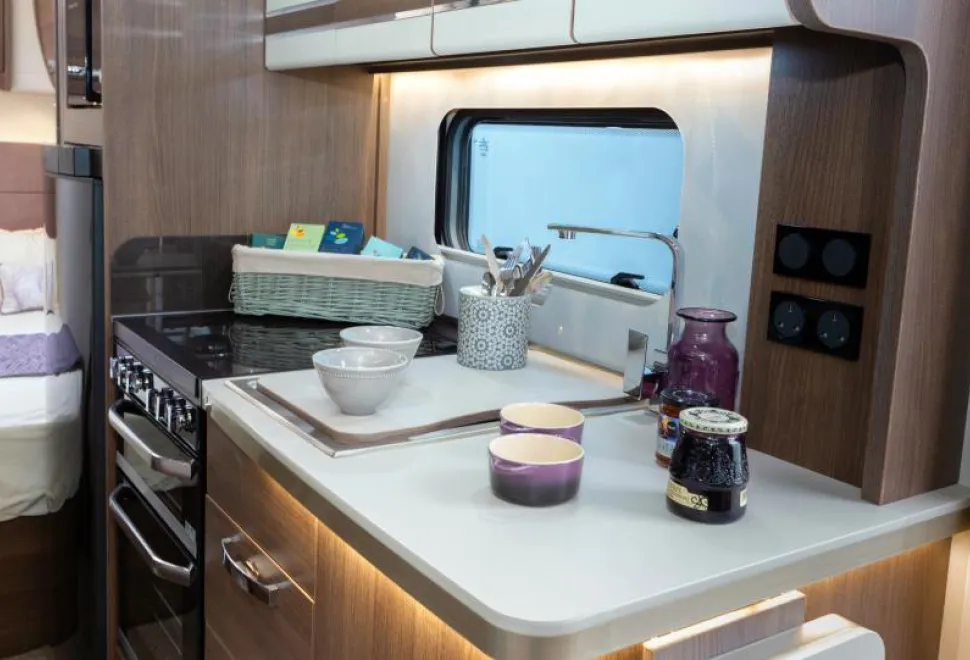 Lighting-is-concealed-under-the-edge-of-kichen-surface-and-above-the-splash-back-45073