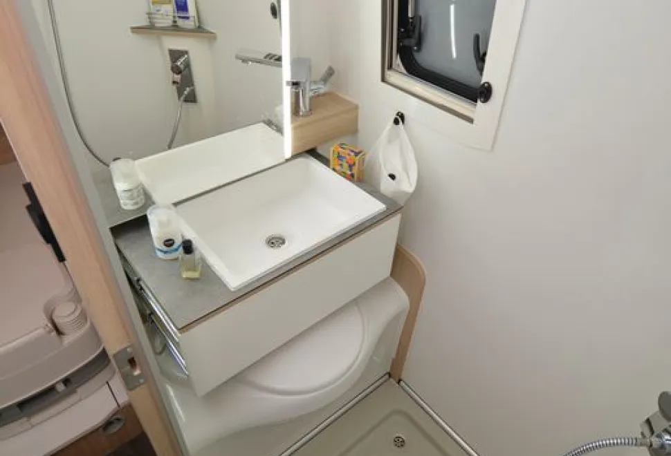Yucon K-Peak 7.0 GD high-top campervan washroom