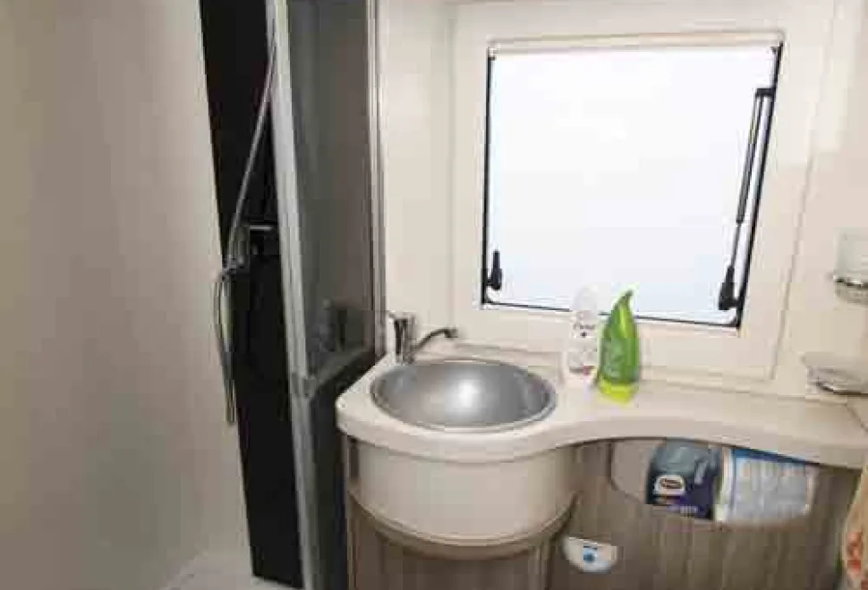 Tessoro-413-washroom-03056