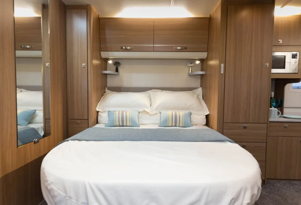 web-4-Caravan-cosiness,-and-plenty-of-light-from-above-the-top-lockers-89335