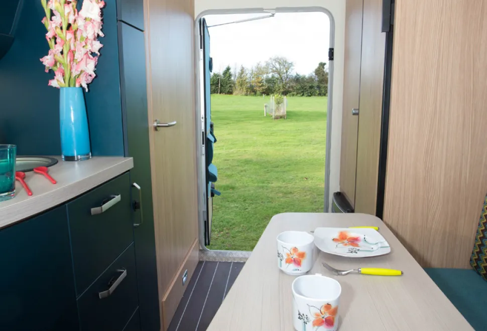 web-5-In-good-weather-you-can-open-the-rear-door-03424