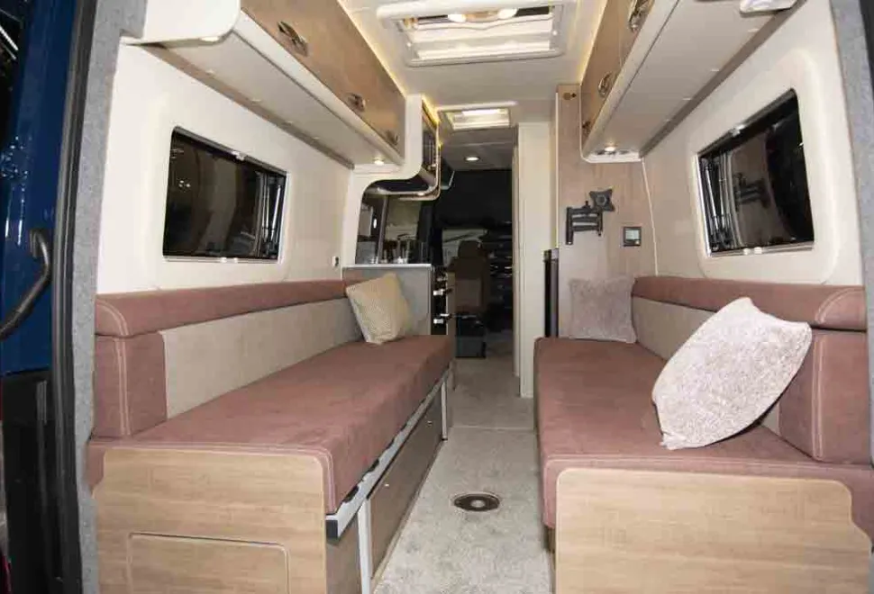 Lunar-side-facing-settees-59575