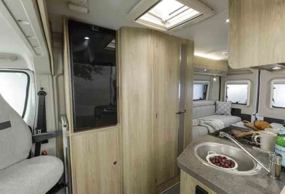 Autoquest-kitchen-and-galley-47531