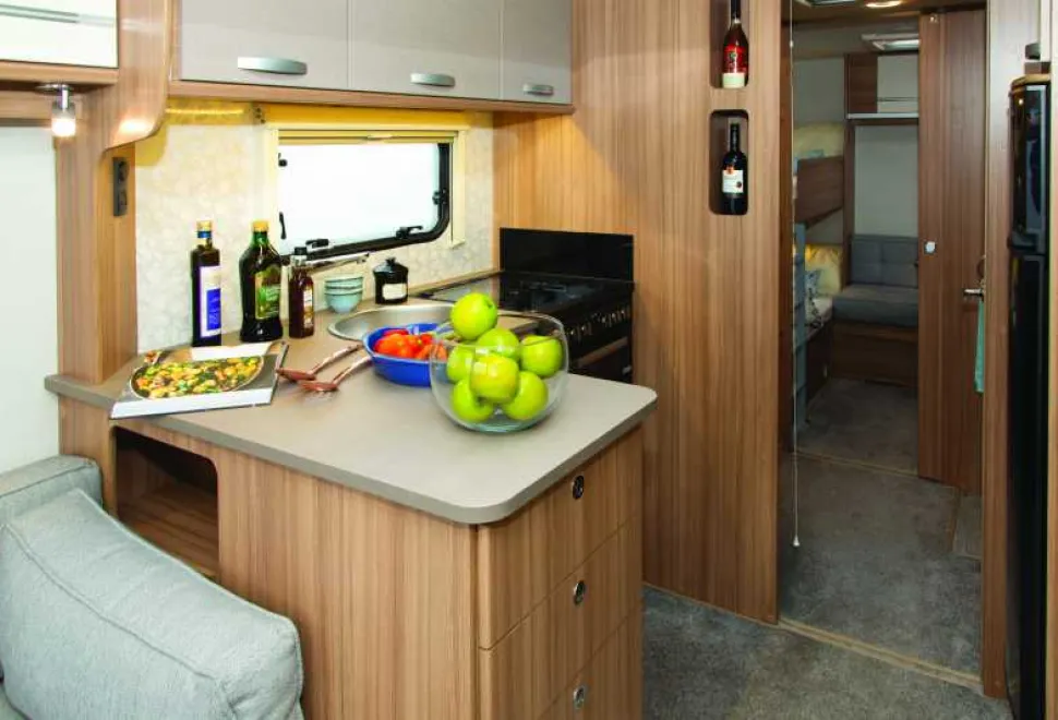 You-can-leave-the-door-behind-the-kitchen-open,-or-close-it,-so-you-divide-your-696-into-two-sections;-the-choice-is-yours-42869