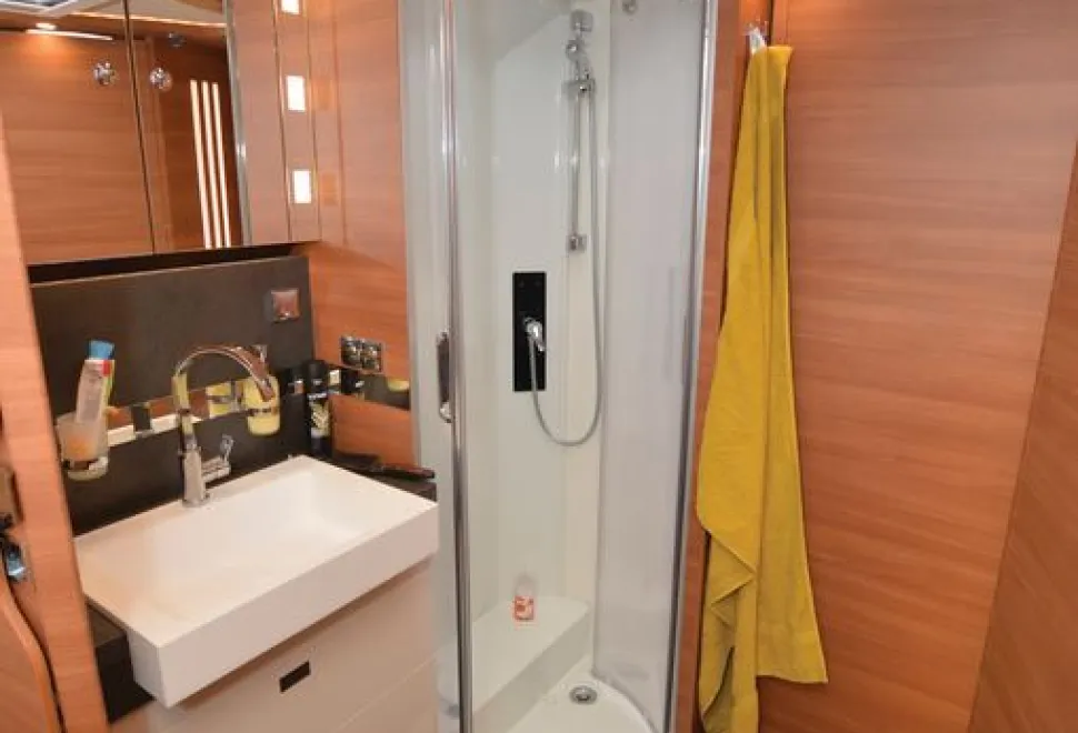 Carthago-Chic-C-line-I-6.2-XL-QB-shower-room-01517