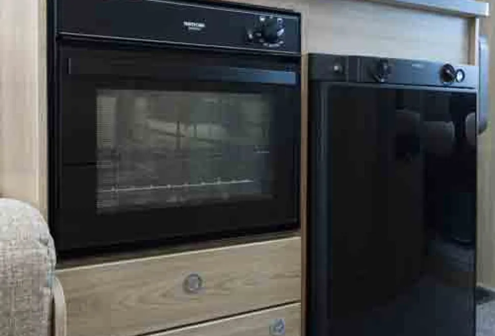 Elddis_Oven_and_Fridge-74096