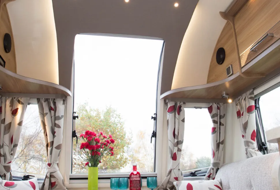 web-4-The-hallmark-Bailey-high-arching-roof-light-floods-daylight-into-the-lounge-32037