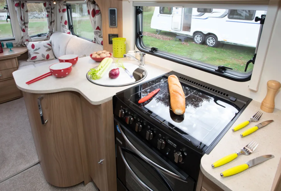 web-5-We-love-the-practical-additional-surface-area-to-the-right-of-the-hob-38834