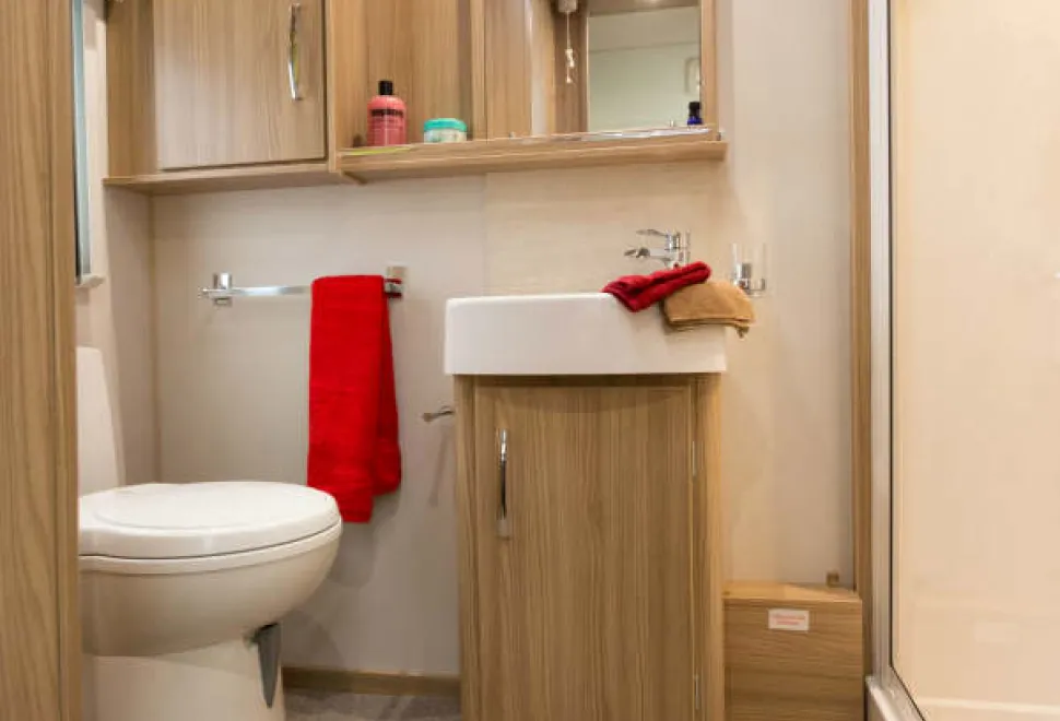 the-630’s-grooming-department-is-brilliantly-designed,-with-lots-of-space,-a-big-basin-and-good-lighting-levels-93459