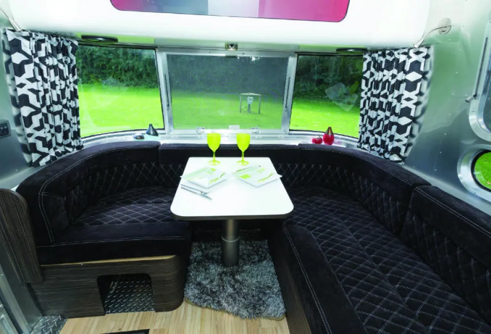 An-amazing-lounge-with-a-bay-window!-w800-66931