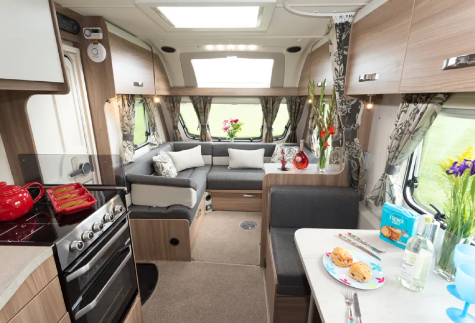 web-5-An-L-shaped-lounge-and-offside-dining-area-21270