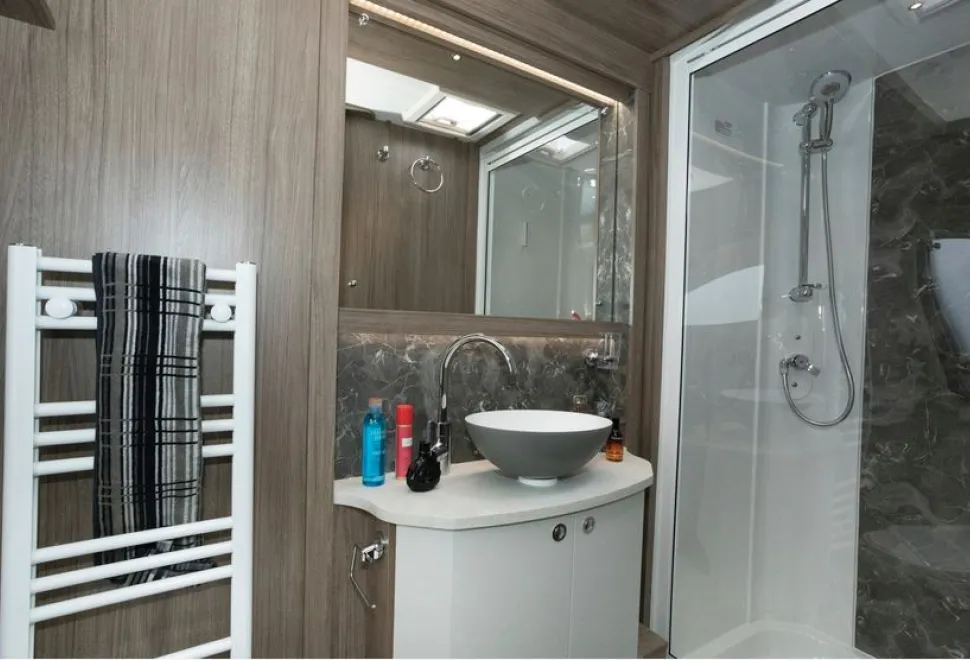 Coachman VIP 575 caravan washroom (photo courtesy of Richard Chapman)