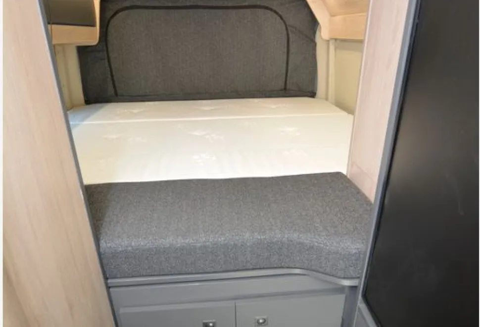 Auto-Trail-Expedition-68-campervan-bed-10817