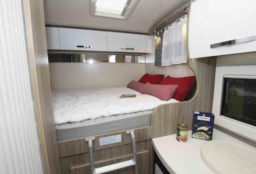 Benimar-Primero-rear-bed-08417