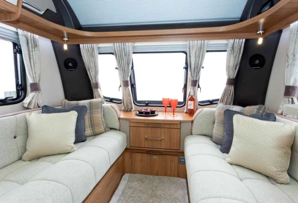 A-luxurious-lounge-with-sprung-upholsltery-and-a-full-width-rooflight-2-95446