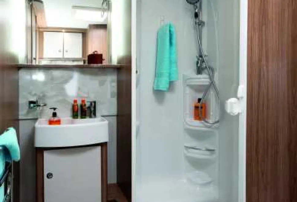 Plenty-of-towel-provision-including-a-hinge-down-hanger-in-the-shower-cubicle-95978