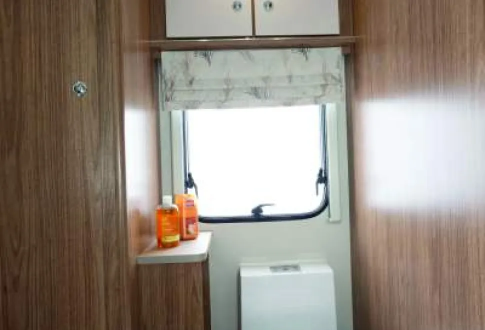 The-wardrobe-is-within-the-shower-room,-alongside-the-toilet-98572
