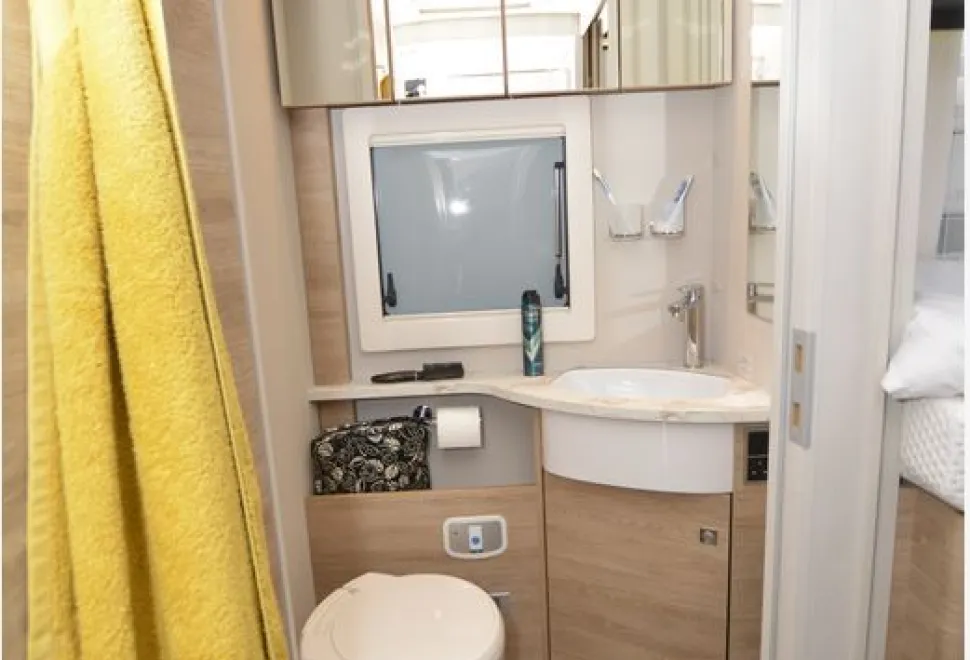 Dethleffs Globetrotter XXL A 9000-2 EB washroom
