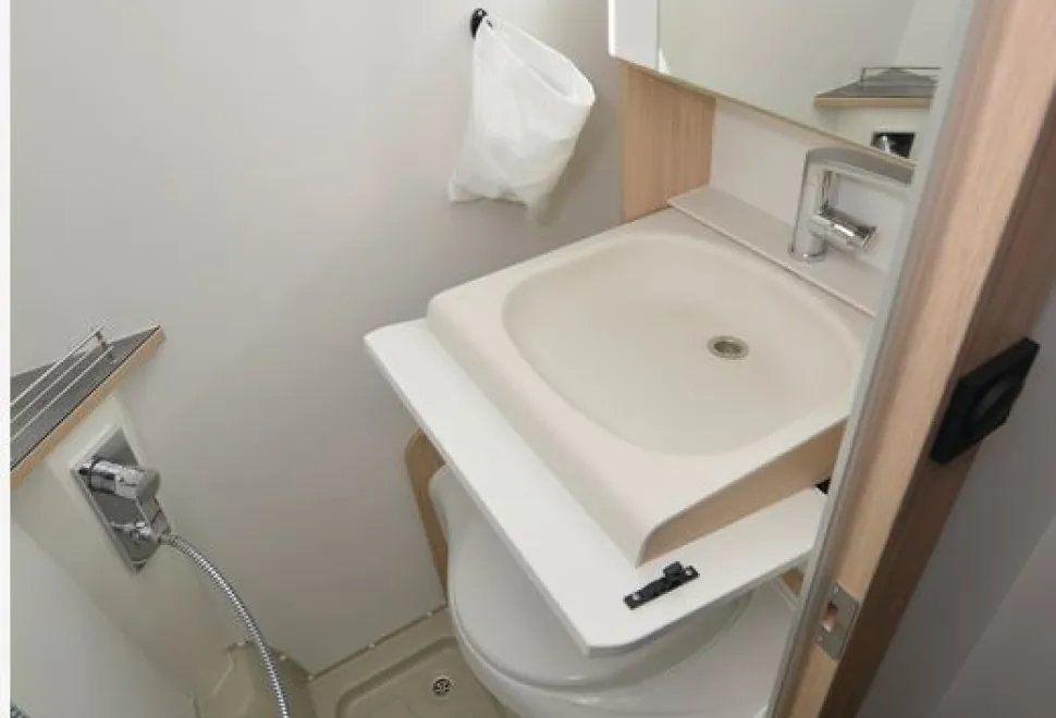 Yucon 6.0 BD 4x4 campervan washroom