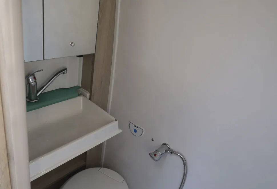 Auto-Trail-Tribute-660-washroom-60792