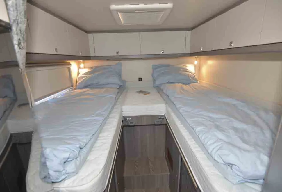 Hobby-Optima-V65-rear-beds-17281