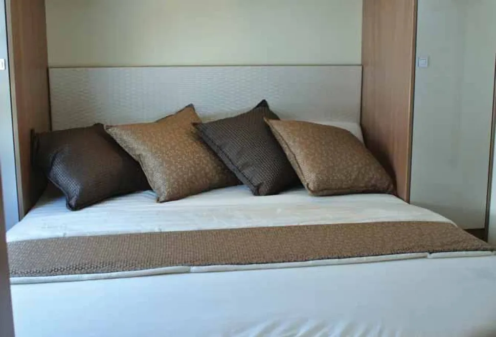 The-rear-island-bed-in-the-new-Burstner-Harmony-Line-TD-736-07082