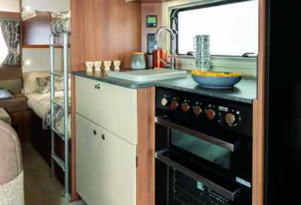 Lower-ktichen-strage-space-is-fine,72cm-wide-cabinet-and-a-deep-drawer-of-the-same-width-08020