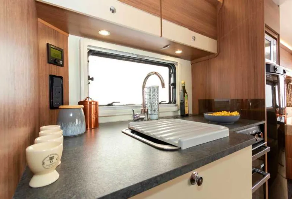 Worktop-space-beside-the-sink-is-33cm-wide-05083