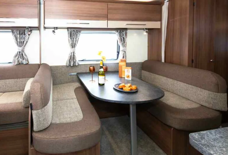 A-dining-area-for-four-04911