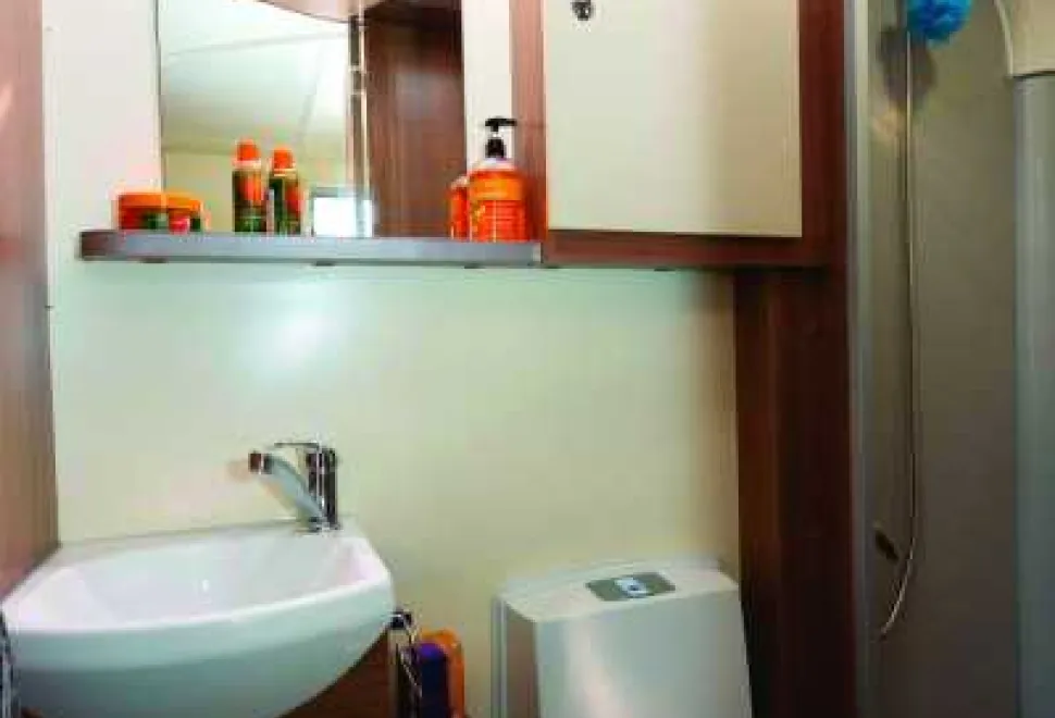 The-washroom,-with-a-separate-shower,-is-on-the-offside-at-the-rear-10536