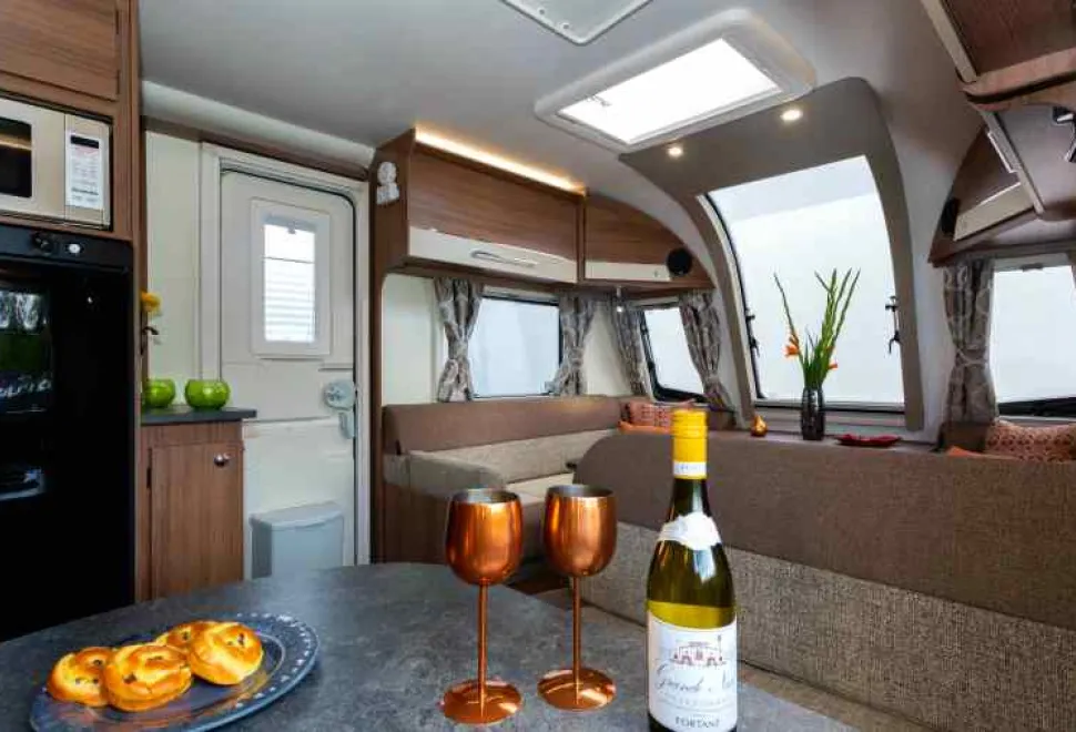 Dining-and-lounging-areas-are-both-ultra-spacious-10036