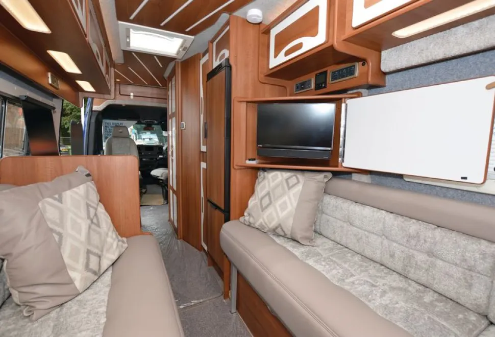 IH-690-RD-interior-52375