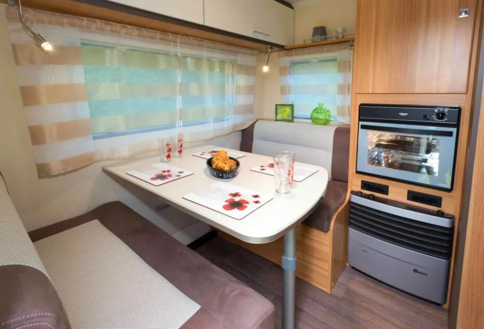 A-cosy-dining-area-for-four-at-the-rear2-08383