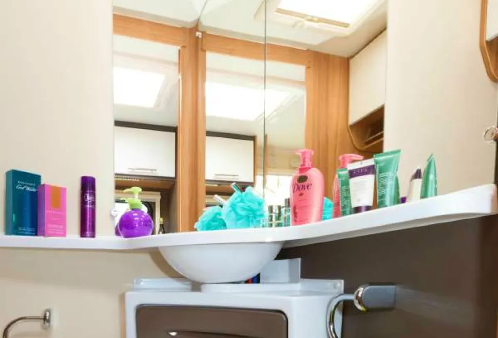 Lots-of-mirrors-in-the-little-room-08691